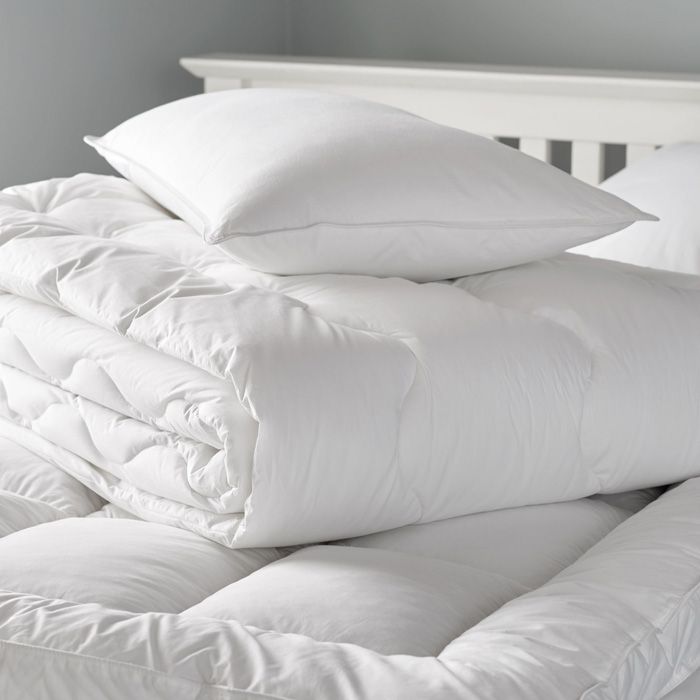 100% HOLLOWFIBRE DUVET QUILT WITH FREE  PAIR OF DUCK FEATHER PILLOW 