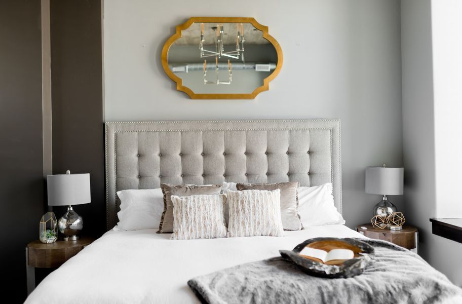 https://www.visionlinens.com/media/magefan_blog/White_bedding_with_gold_mirror.jpg